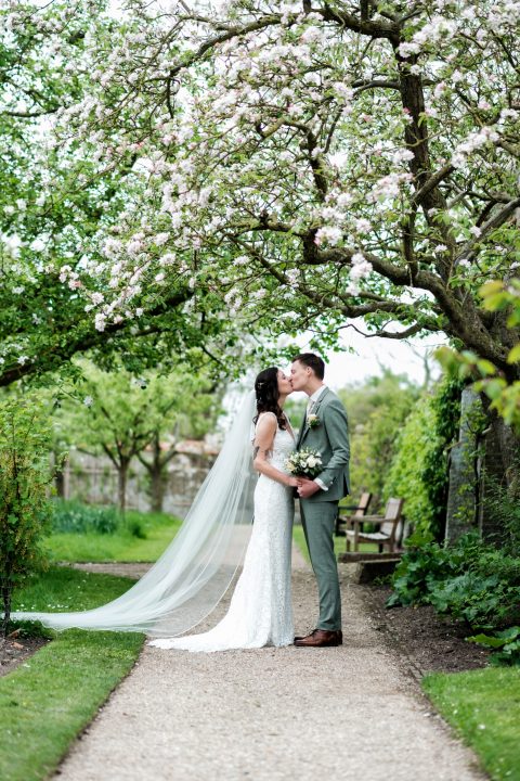 onze_bruiden_ANNAGROENIAFOTOGRAFIE-BRUILOFTC&M_bruid_en_bubbels_leeuwarden